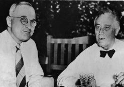 HARRY TRUMAN ET FRANKLIN ROOSEVELT EN 1945