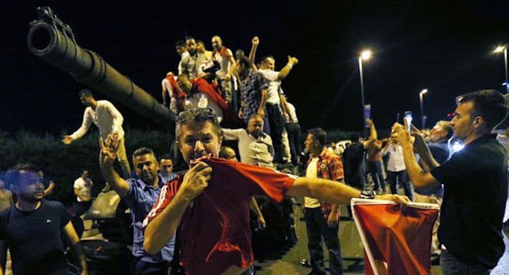 Those loyal to Turkish Pesident Recep Tayyip Erdoğan gather in the streets in Istanbul’s Taksim Square. (Photo: AP)