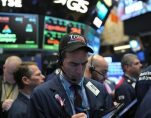 A trader wearing a Trump hat works at the New York Stock Exchange (NYSE) in Manhattan, New York City, U.S., January 20, 2017. (PHOTO: REUTERS)