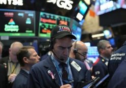 A trader wearing a Trump hat works at the New York Stock Exchange (NYSE) in Manhattan, New York City, U.S., January 20, 2017. (PHOTO: REUTERS)