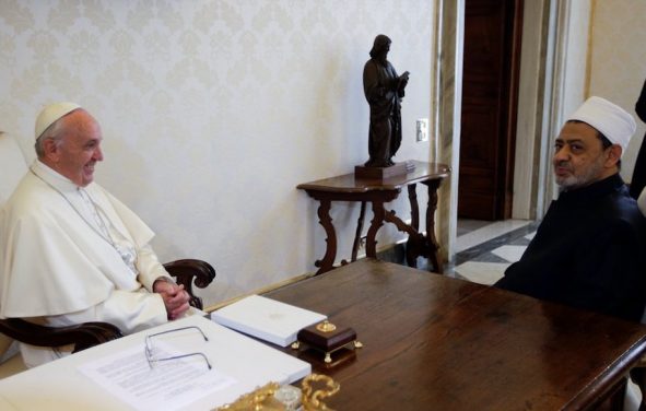 Pope Francis meets Sheikh Ahmed Mohamed el-Tayeb (R), Egyptian Imam of al-Azhar Mosque, at the Vatican May 23, 2016. (Photo: Reuters)