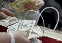 People count money at Macy's Herald Square store during the early opening of the Black Friday sales in the Manhattan borough of New York, November 26, 2015. (Photo: Reuters)