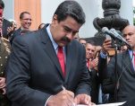 Venezuela's President Nicolas Maduro (C) attends a ceremony to sign off the 2017 national budget at the National Pantheon in Caracas, Venezuela October 14, 2016. (Photo: Miraflores Palace/Handout)