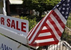 A U.S. flag decorates a for-sale sign at a home in the Capitol Hill neighborhood of Washington, August 21, 2012. (Photo: Reuters)