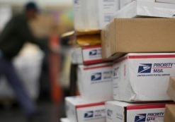 United States Postal Service (USPS) clerks sort mail at the Lincoln Park carriers annex in Chicago, Illinois on November 29, 2012. (Photo: Reuters)