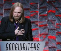 Musician Tom Petty speaks to guests after being inducted during the 47th Songwriters Hall of Fame Induction ceremony in New York, U.S. on June 9, 2016. (Photo: Reuters)