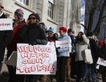 Supporters of Airbnb stand during a rally before a hearing called 'Short Term Rentals: Stimulating the Economy or Destabilizing Neighborhoods?' at City Hall in New York, January 20, 2015. (Photo: Reuters)