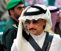 Prince Alwaleed bin Talal attends the traditional Saudi dance known as 'Arda', which was performed during Janadriya culture festival at Der'iya in Riyadh February 18, 2014. (Photo: Reuters)