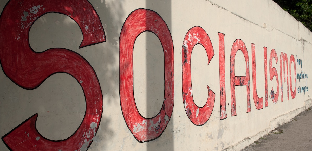 Un mur de propagande, or a propaganda wall, promoting socialism in Havana, Cuba. (Photo: AdobeStock)