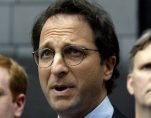 FILE PHOTO: Federal prosecutor Andrew Weissmann (C) is flanked by FBI agents as he speaks to the press outside the federal courthouse in Houston, Texas, U.S., May 1, 2003. (Photo: Reuters)