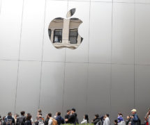 People wait in line for the opening of the next generation Apple Store in San Francisco, California, U.S. May 21, 2016. (Photo: Reuters)