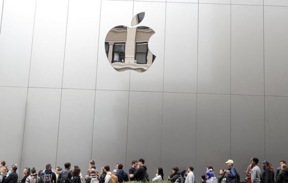 People wait in line for the opening of the next generation Apple Store in San Francisco, California, U.S. May 21, 2016. (Photo: Reuters)