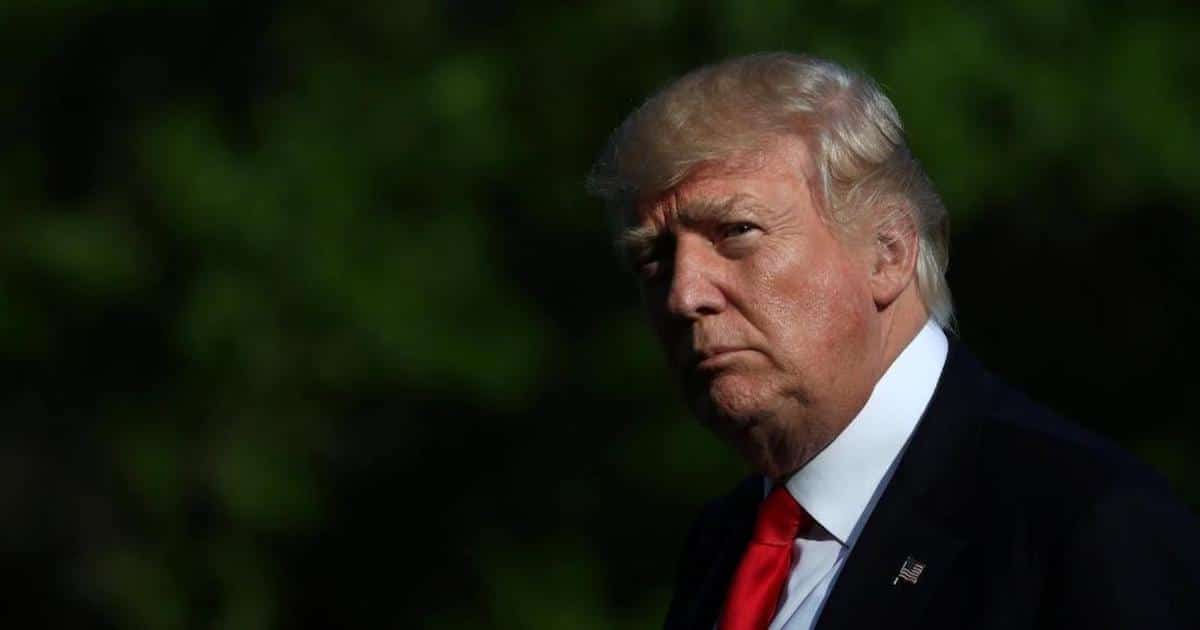 U.S. President Donald Trump walks from Marine One as he returns from a day trip to Atlanta on the South Lawn of the White House in Washington, U.S., April 28, 2017. (Photo: Reuters)