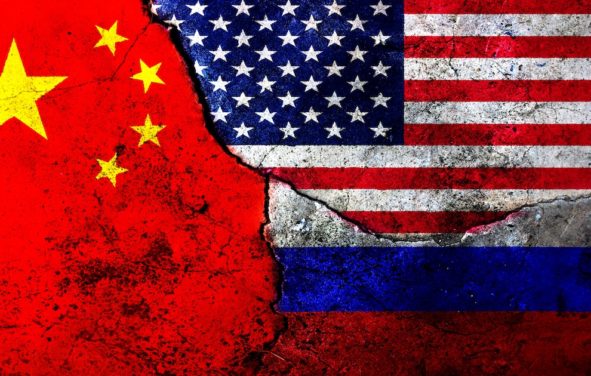 Cracks in the wall painted with the flags for the United States of America (USA), the People's Republic of China and the Russian Federation. (Photo: AdobeStock)